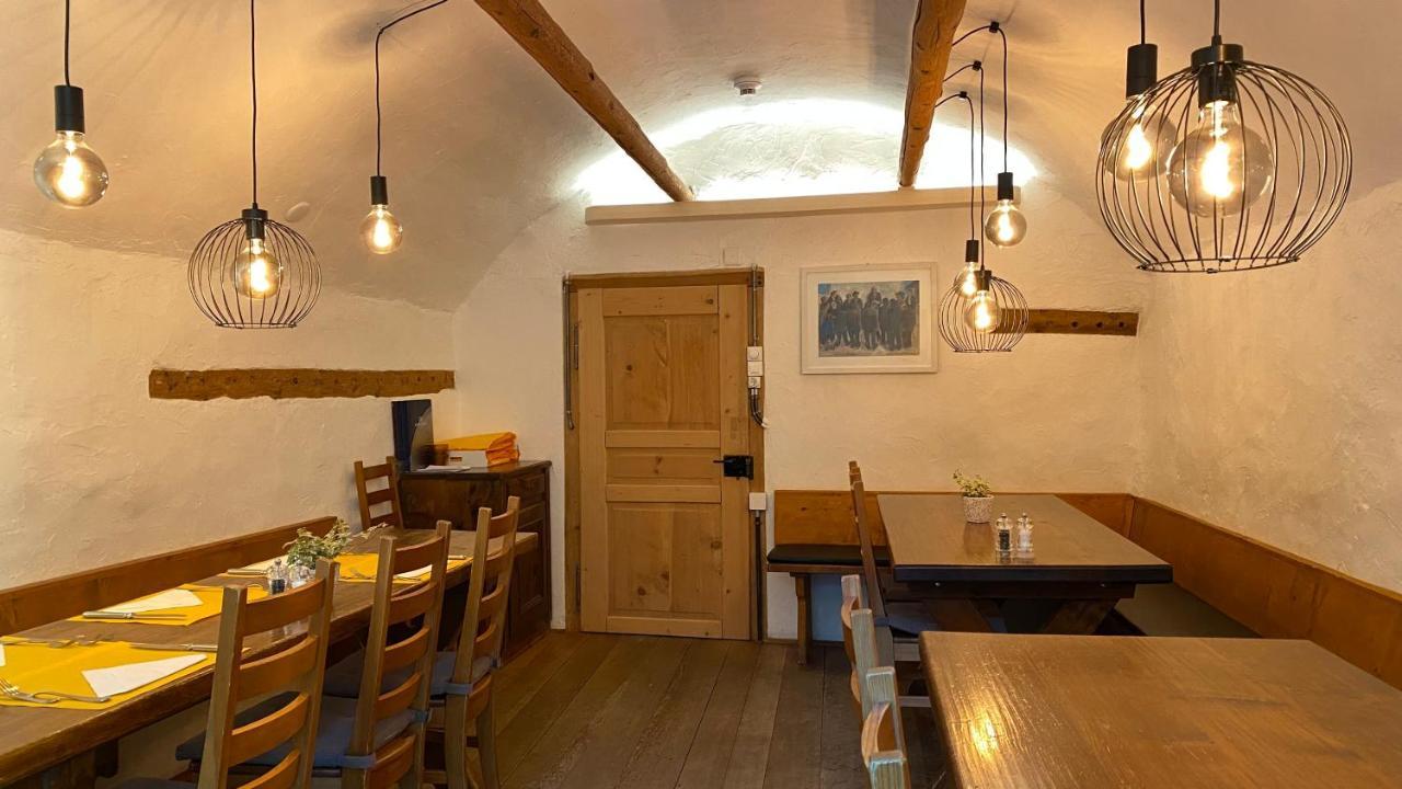 Hotel Weisses Kreuz Bergün Exteriör bild