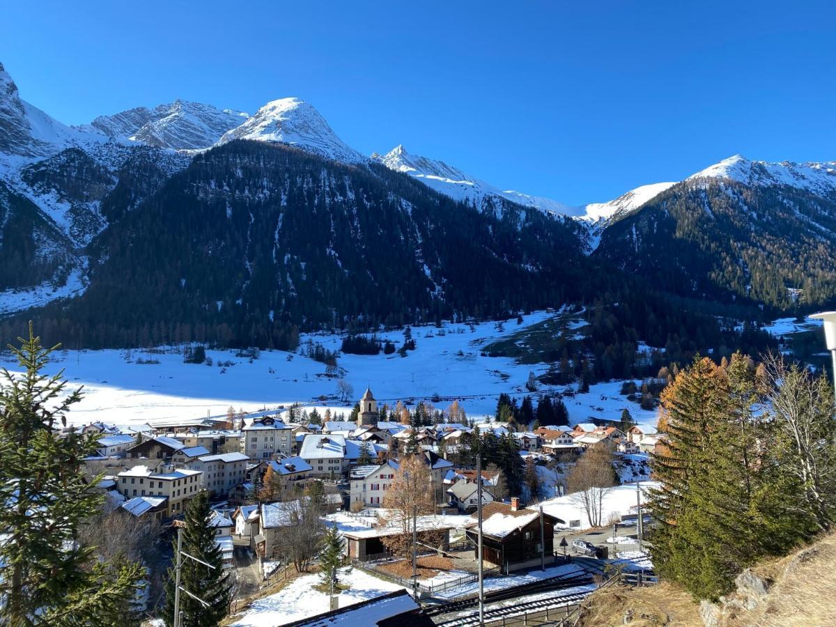 Hotel Weisses Kreuz Bergün Exteriör bild