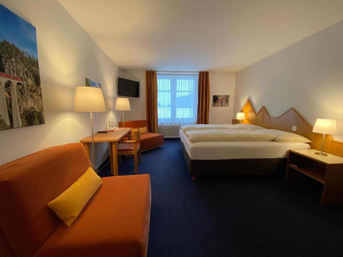 Hotel Weisses Kreuz Bergün Exteriör bild
