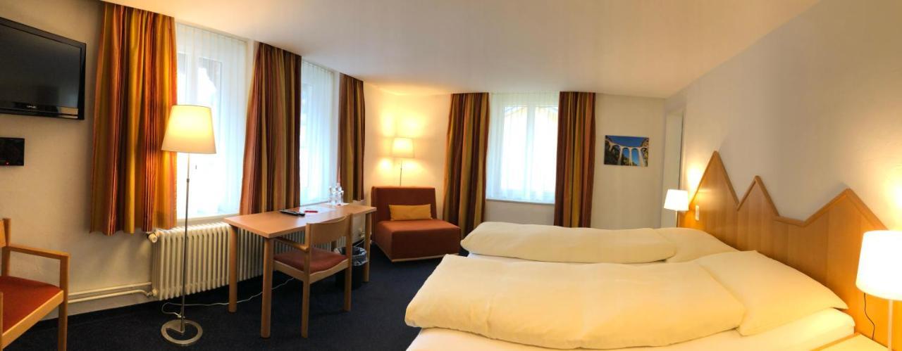 Hotel Weisses Kreuz Bergün Exteriör bild