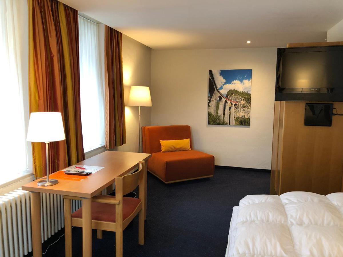 Hotel Weisses Kreuz Bergün Exteriör bild