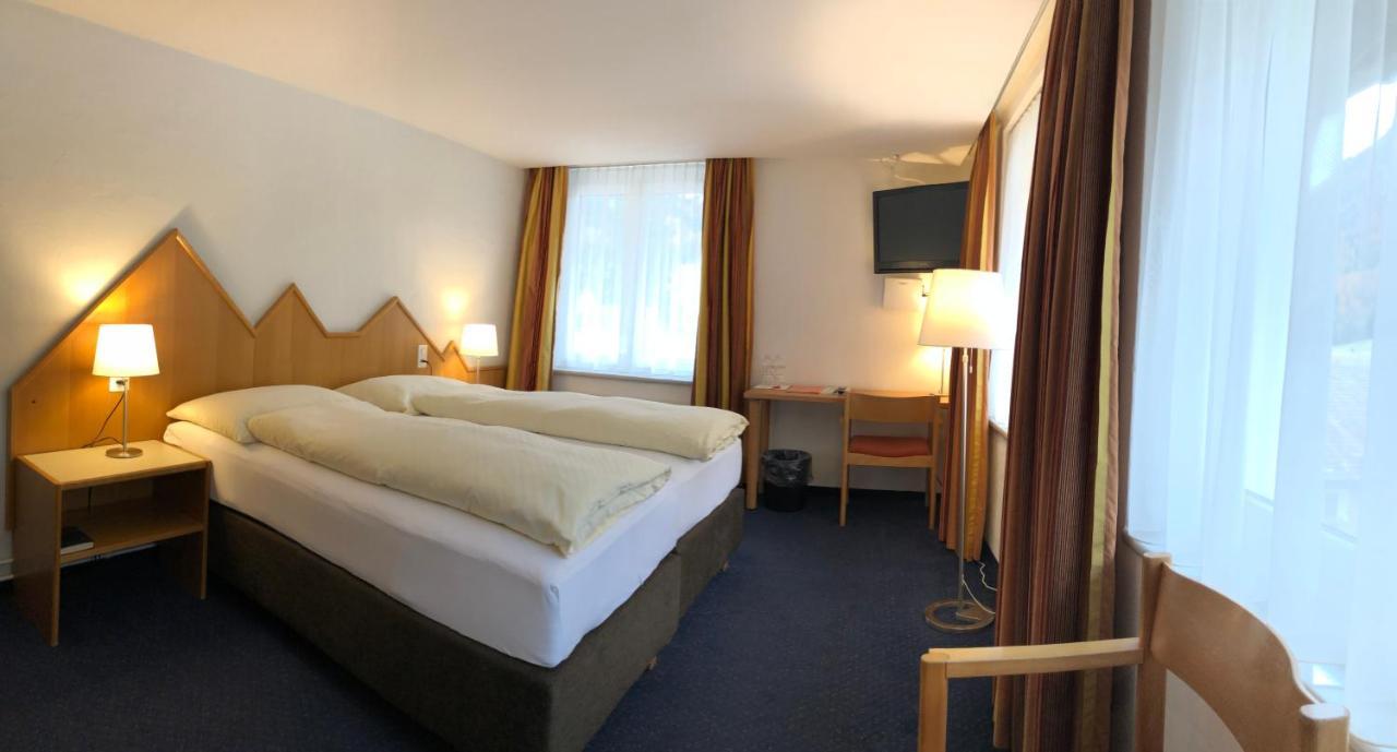 Hotel Weisses Kreuz Bergün Exteriör bild