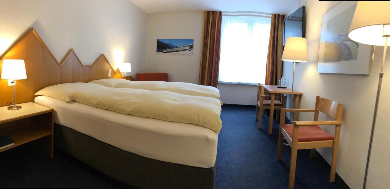 Hotel Weisses Kreuz Bergün Exteriör bild