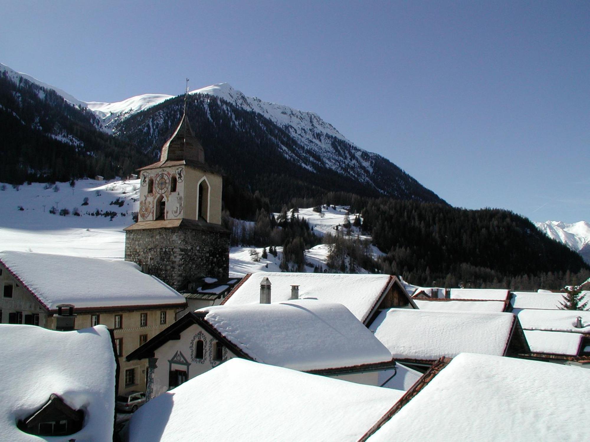 Hotel Weisses Kreuz Bergün Exteriör bild