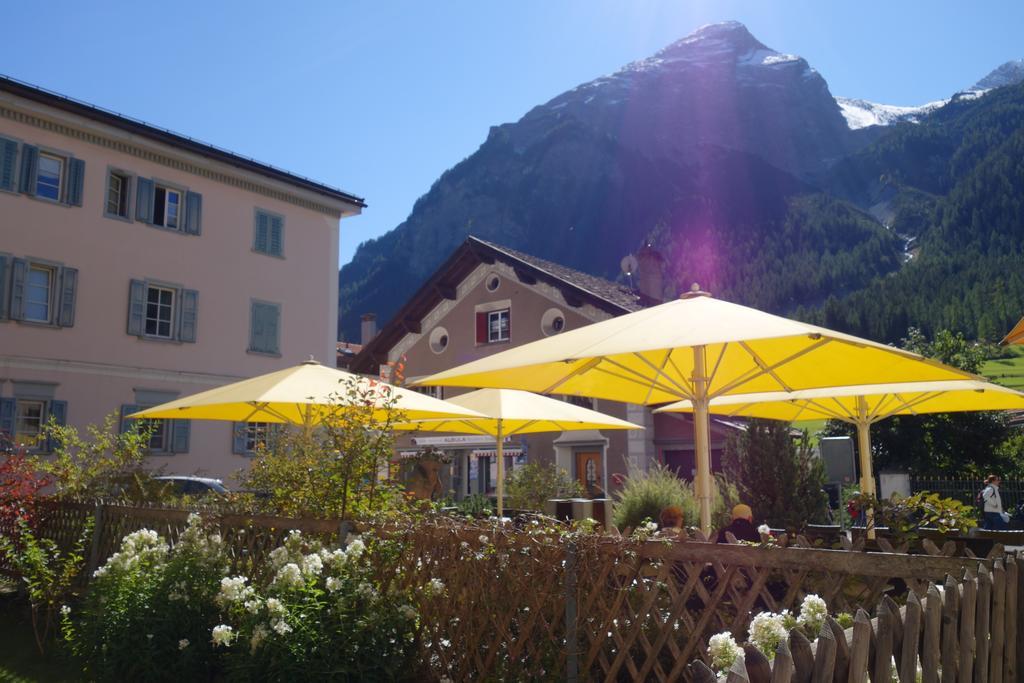 Hotel Weisses Kreuz Bergün Exteriör bild