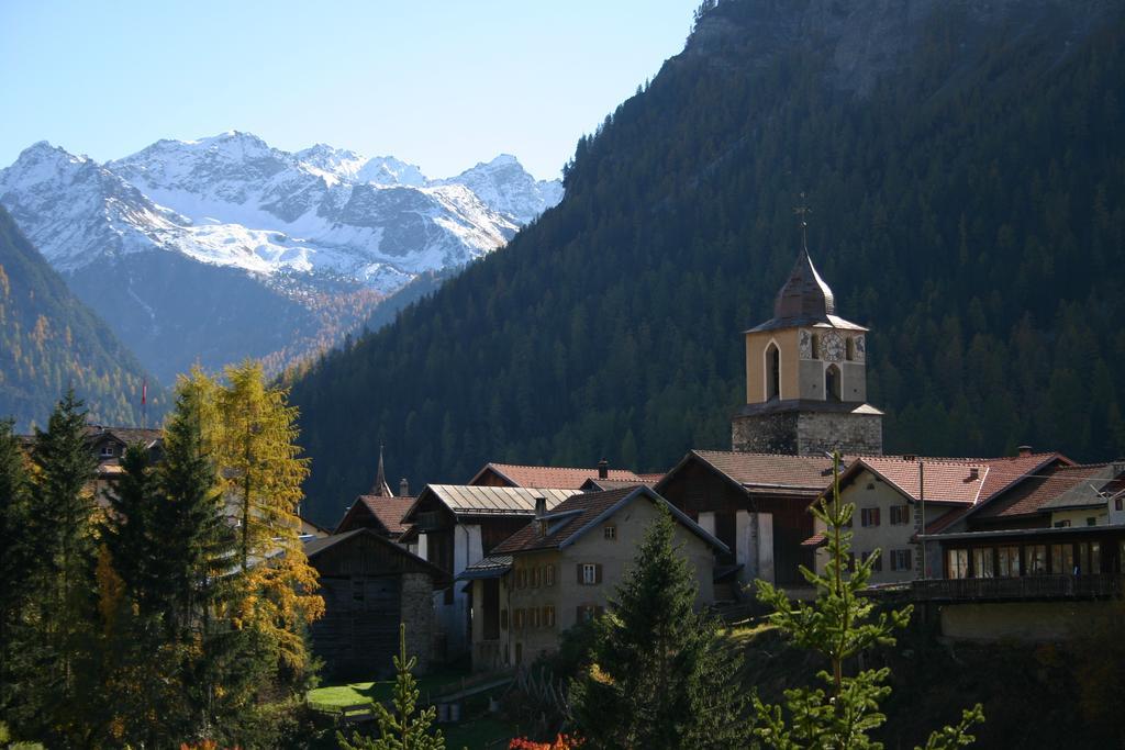 Hotel Weisses Kreuz Bergün Exteriör bild